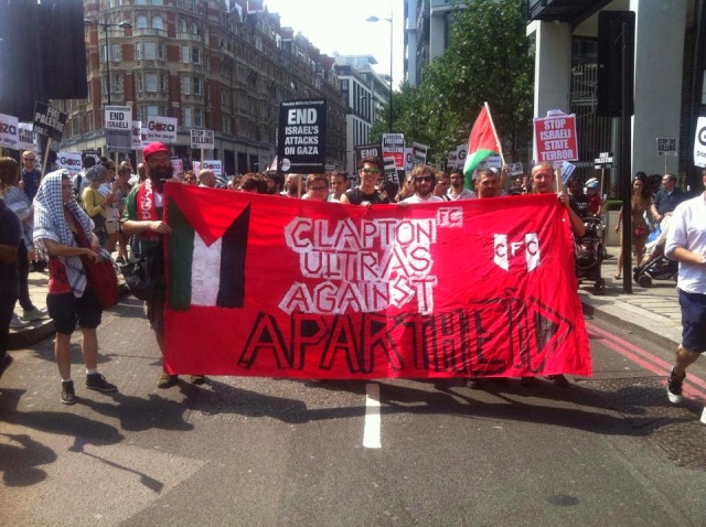 Cortège des Clapton Ultras lors d'une manifestation en solidarité avec le peuple palestinien.